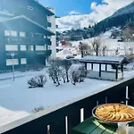 Vue Mont-blanc Aux Pieds Parking Chamonix